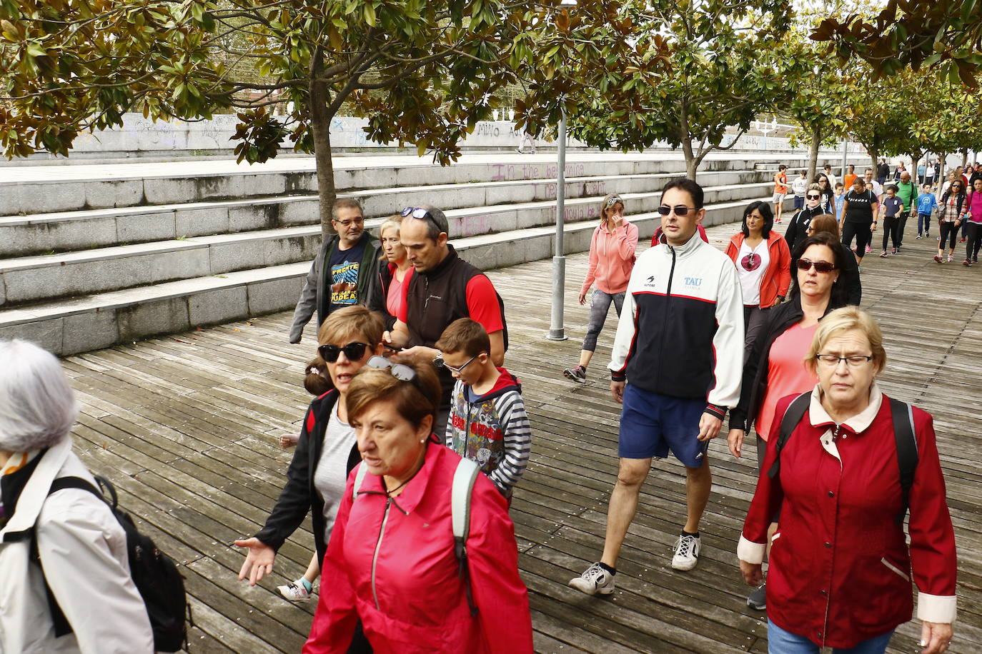 La popular cita ha reunido este año a cerca de dos mil participantes en un recorrido cargado de buen ambiente por el parque de Olárizu. Todo lo recaudado a través de las inscripciones para esta prueba que nació en 2012, coincidiendo con el reinado de Vitoria como 'Green Capital', irá destinado a la agencia de colocación de parados que Cáritas tiene en el barrio de Zaramaga.