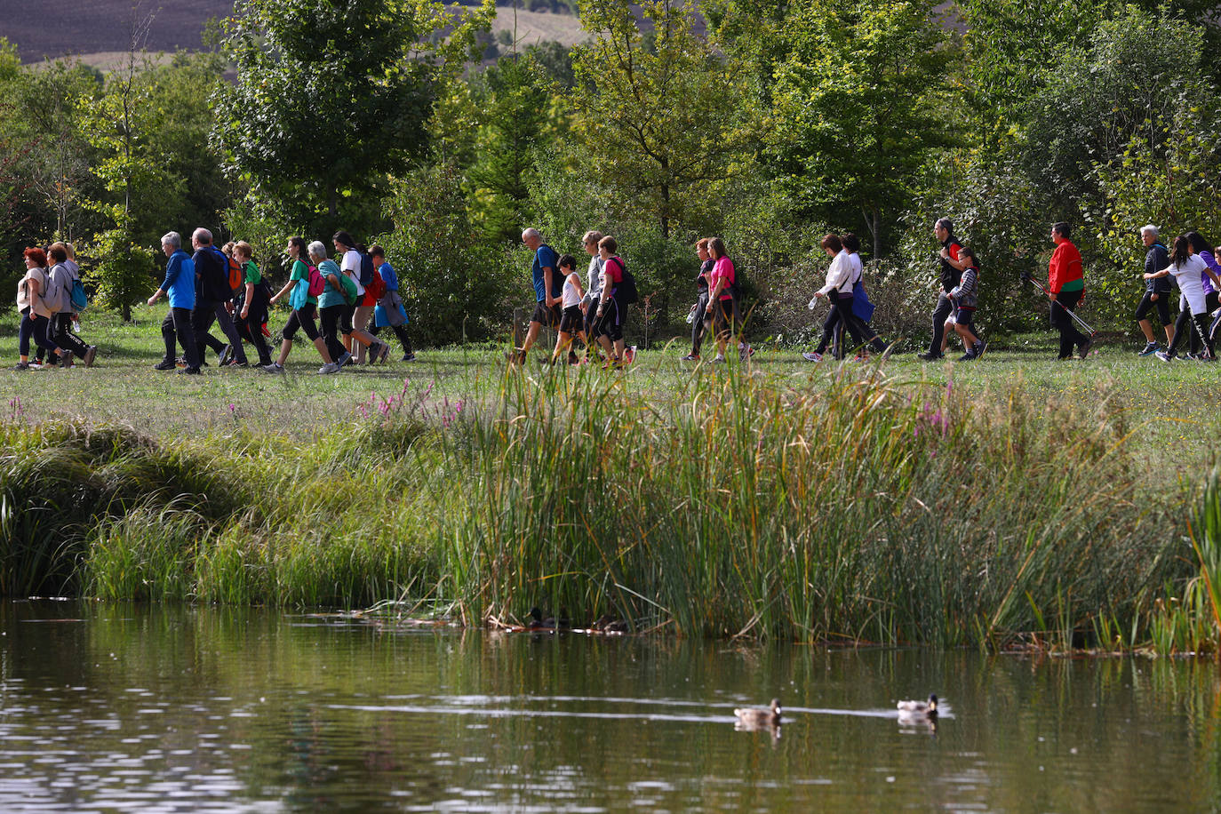 La popular cita ha reunido este año a cerca de dos mil participantes en un recorrido cargado de buen ambiente por el parque de Olárizu. Todo lo recaudado a través de las inscripciones para esta prueba que nació en 2012, coincidiendo con el reinado de Vitoria como 'Green Capital', irá destinado a la agencia de colocación de parados que Cáritas tiene en el barrio de Zaramaga.