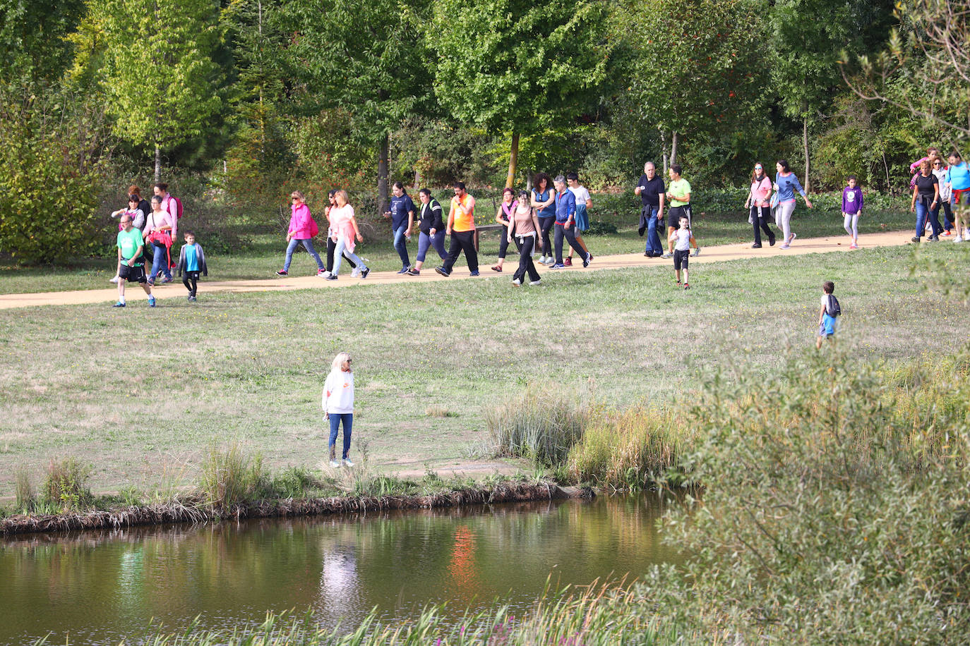 La popular cita ha reunido este año a cerca de dos mil participantes en un recorrido cargado de buen ambiente por el parque de Olárizu. Todo lo recaudado a través de las inscripciones para esta prueba que nació en 2012, coincidiendo con el reinado de Vitoria como 'Green Capital', irá destinado a la agencia de colocación de parados que Cáritas tiene en el barrio de Zaramaga.