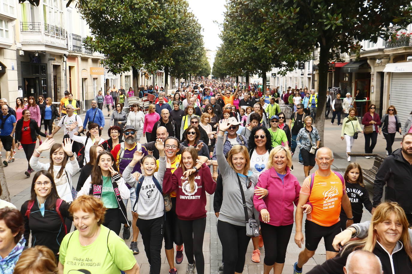 La popular cita ha reunido este año a cerca de dos mil participantes en un recorrido cargado de buen ambiente por el parque de Olárizu. Todo lo recaudado a través de las inscripciones para esta prueba que nació en 2012, coincidiendo con el reinado de Vitoria como 'Green Capital', irá destinado a la agencia de colocación de parados que Cáritas tiene en el barrio de Zaramaga.