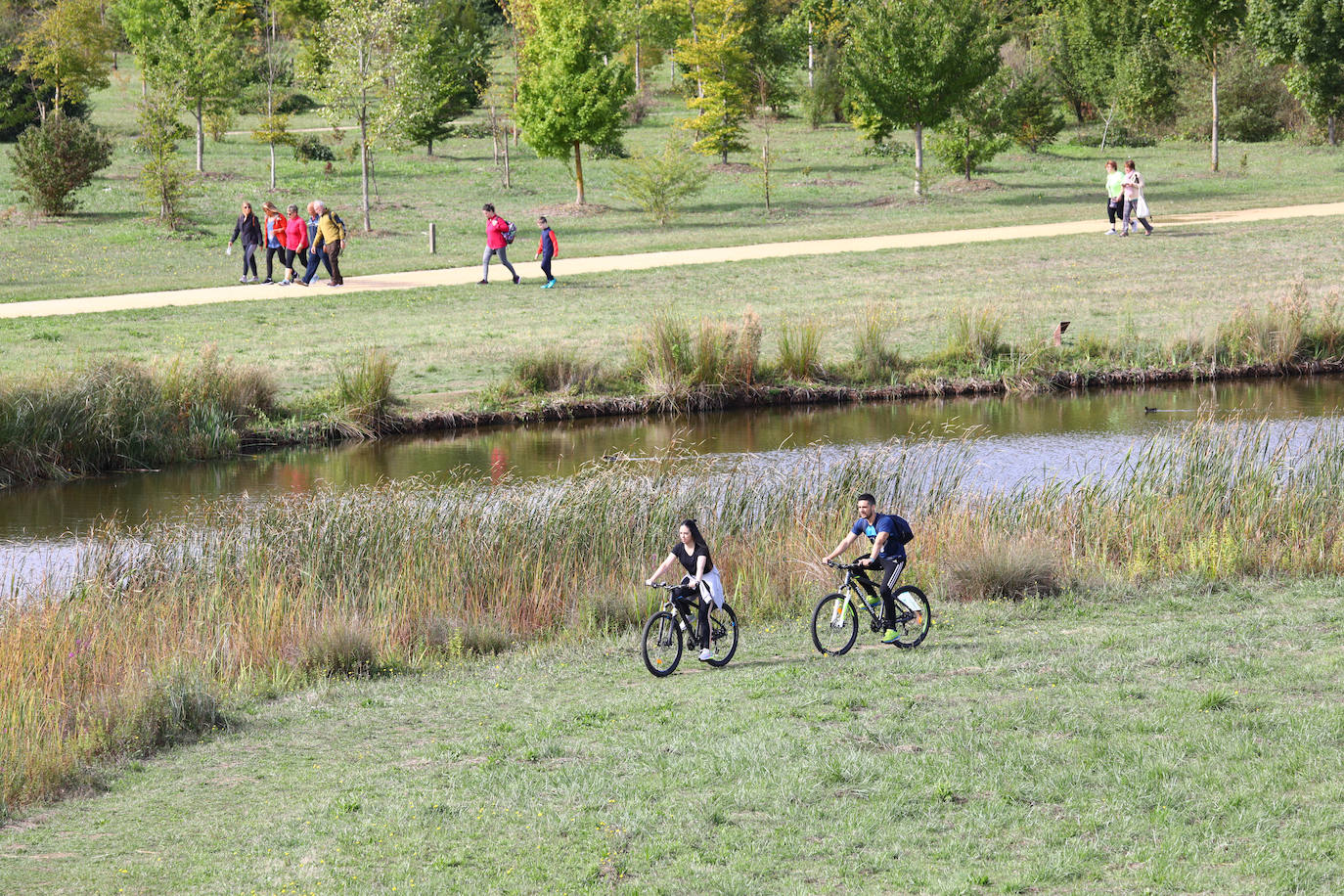 La popular cita ha reunido este año a cerca de dos mil participantes en un recorrido cargado de buen ambiente por el parque de Olárizu. Todo lo recaudado a través de las inscripciones para esta prueba que nació en 2012, coincidiendo con el reinado de Vitoria como 'Green Capital', irá destinado a la agencia de colocación de parados que Cáritas tiene en el barrio de Zaramaga.