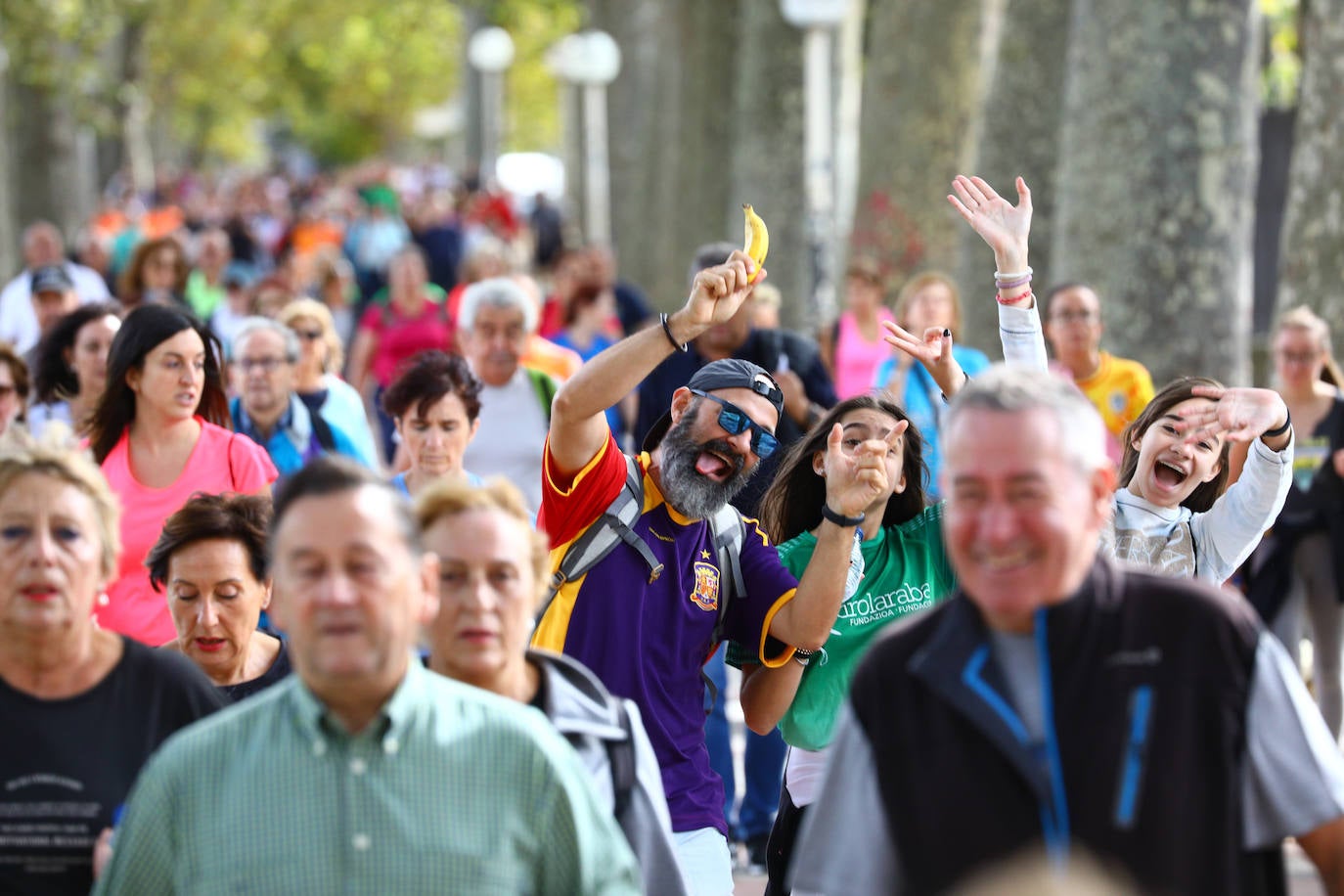 La popular cita ha reunido este año a cerca de dos mil participantes en un recorrido cargado de buen ambiente por el parque de Olárizu. Todo lo recaudado a través de las inscripciones para esta prueba que nació en 2012, coincidiendo con el reinado de Vitoria como 'Green Capital', irá destinado a la agencia de colocación de parados que Cáritas tiene en el barrio de Zaramaga.