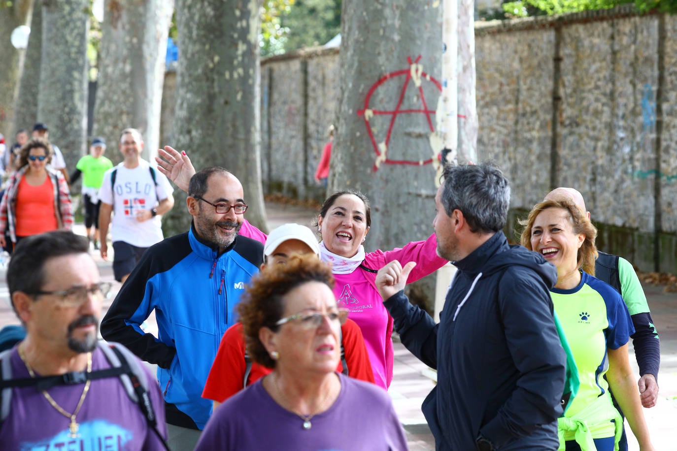 La popular cita ha reunido este año a cerca de dos mil participantes en un recorrido cargado de buen ambiente por el parque de Olárizu. Todo lo recaudado a través de las inscripciones para esta prueba que nació en 2012, coincidiendo con el reinado de Vitoria como 'Green Capital', irá destinado a la agencia de colocación de parados que Cáritas tiene en el barrio de Zaramaga.