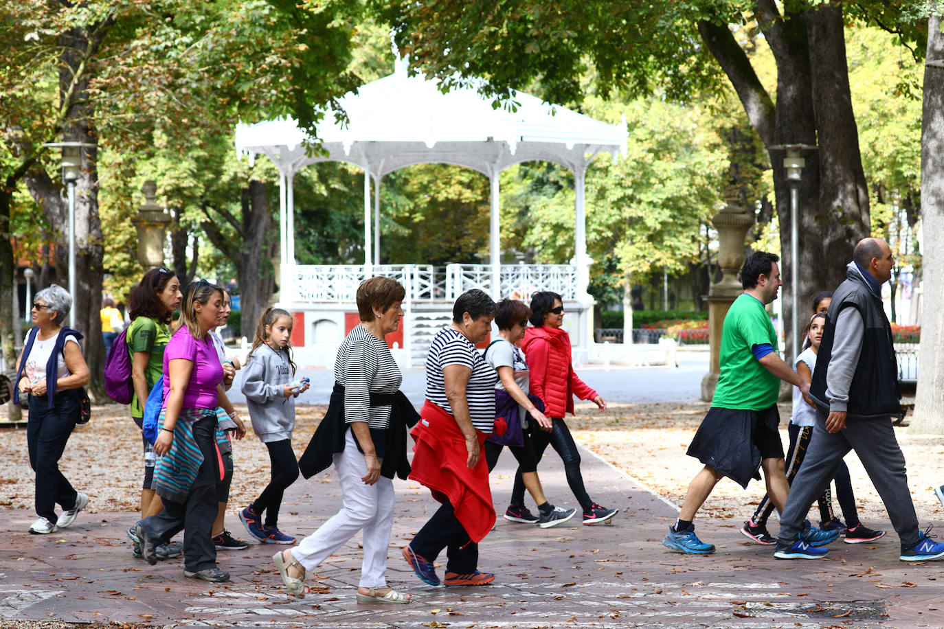 La popular cita ha reunido este año a cerca de dos mil participantes en un recorrido cargado de buen ambiente por el parque de Olárizu. Todo lo recaudado a través de las inscripciones para esta prueba que nació en 2012, coincidiendo con el reinado de Vitoria como 'Green Capital', irá destinado a la agencia de colocación de parados que Cáritas tiene en el barrio de Zaramaga.