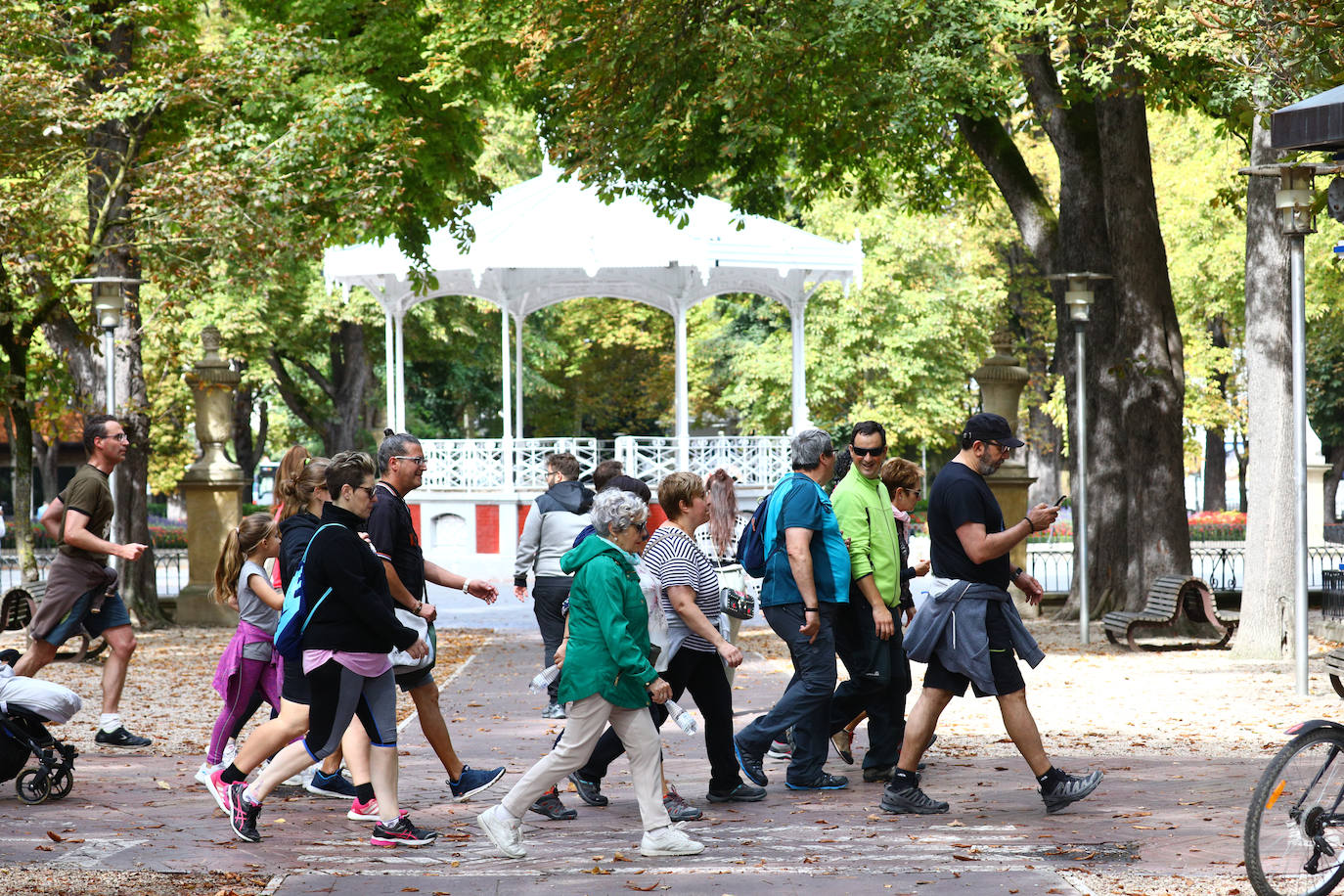 La popular cita ha reunido este año a cerca de dos mil participantes en un recorrido cargado de buen ambiente por el parque de Olárizu. Todo lo recaudado a través de las inscripciones para esta prueba que nació en 2012, coincidiendo con el reinado de Vitoria como 'Green Capital', irá destinado a la agencia de colocación de parados que Cáritas tiene en el barrio de Zaramaga.