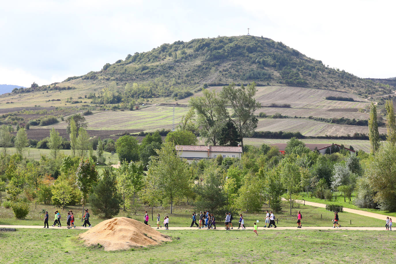 La popular cita ha reunido este año a cerca de dos mil participantes en un recorrido cargado de buen ambiente por el parque de Olárizu. Todo lo recaudado a través de las inscripciones para esta prueba que nació en 2012, coincidiendo con el reinado de Vitoria como 'Green Capital', irá destinado a la agencia de colocación de parados que Cáritas tiene en el barrio de Zaramaga.