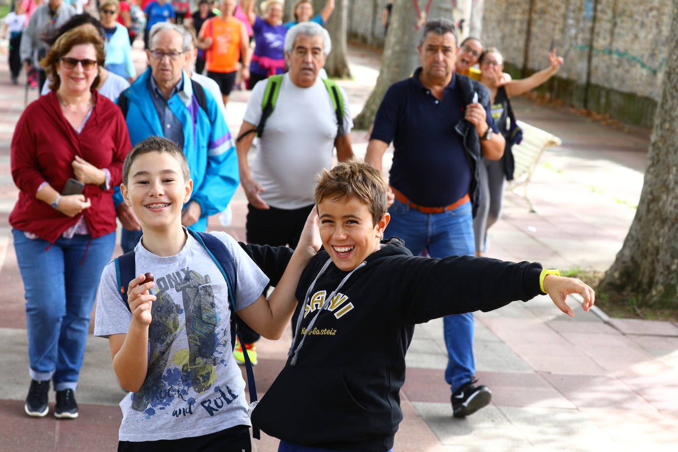 La popular cita ha reunido este año a cerca de dos mil participantes en un recorrido cargado de buen ambiente por el parque de Olárizu. Todo lo recaudado a través de las inscripciones para esta prueba que nació en 2012, coincidiendo con el reinado de Vitoria como 'Green Capital', irá destinado a la agencia de colocación de parados que Cáritas tiene en el barrio de Zaramaga.