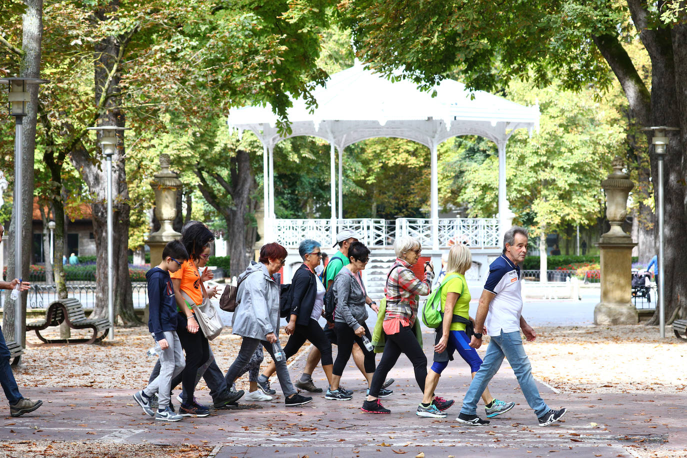 La popular cita ha reunido este año a cerca de dos mil participantes en un recorrido cargado de buen ambiente por el parque de Olárizu. Todo lo recaudado a través de las inscripciones para esta prueba que nació en 2012, coincidiendo con el reinado de Vitoria como 'Green Capital', irá destinado a la agencia de colocación de parados que Cáritas tiene en el barrio de Zaramaga.