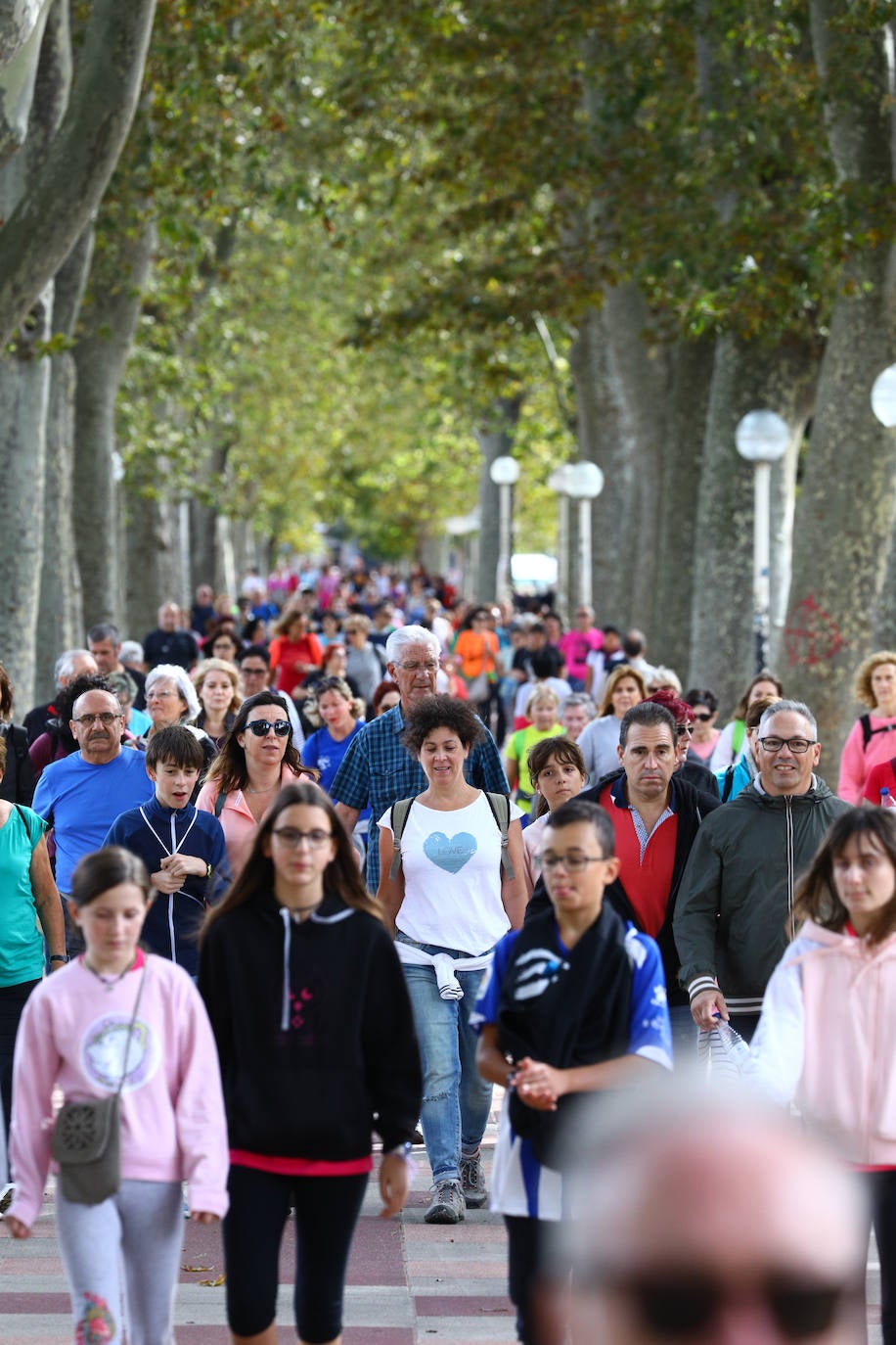 La popular cita ha reunido este año a cerca de dos mil participantes en un recorrido cargado de buen ambiente por el parque de Olárizu. Todo lo recaudado a través de las inscripciones para esta prueba que nació en 2012, coincidiendo con el reinado de Vitoria como 'Green Capital', irá destinado a la agencia de colocación de parados que Cáritas tiene en el barrio de Zaramaga.