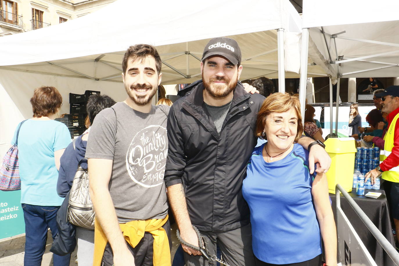 La popular cita ha reunido este año a cerca de dos mil participantes en un recorrido cargado de buen ambiente por el parque de Olárizu. Todo lo recaudado a través de las inscripciones para esta prueba que nació en 2012, coincidiendo con el reinado de Vitoria como 'Green Capital', irá destinado a la agencia de colocación de parados que Cáritas tiene en el barrio de Zaramaga.