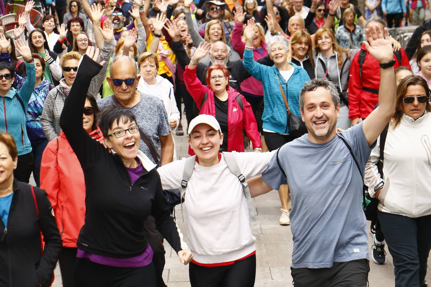 La popular cita ha reunido este año a cerca de dos mil participantes en un recorrido cargado de buen ambiente por el parque de Olárizu. Todo lo recaudado a través de las inscripciones para esta prueba que nació en 2012, coincidiendo con el reinado de Vitoria como 'Green Capital', irá destinado a la agencia de colocación de parados que Cáritas tiene en el barrio de Zaramaga.