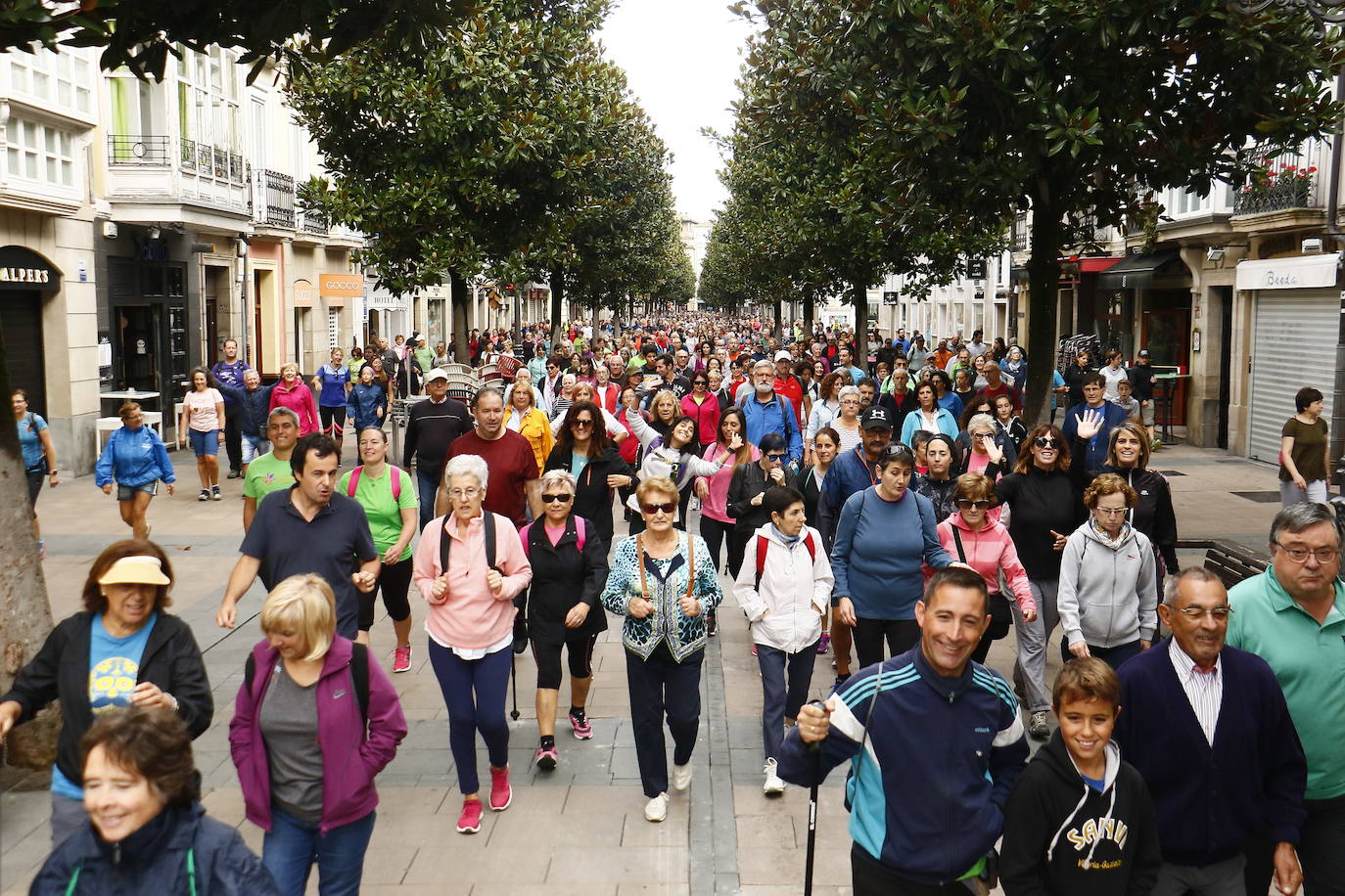 La popular cita ha reunido este año a cerca de dos mil participantes en un recorrido cargado de buen ambiente por el parque de Olárizu. Todo lo recaudado a través de las inscripciones para esta prueba que nació en 2012, coincidiendo con el reinado de Vitoria como 'Green Capital', irá destinado a la agencia de colocación de parados que Cáritas tiene en el barrio de Zaramaga.