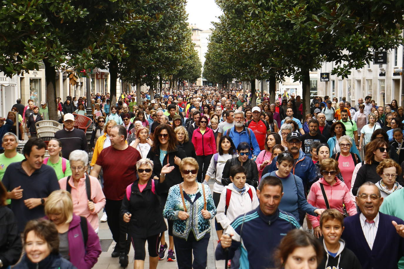 La popular cita ha reunido este año a cerca de dos mil participantes en un recorrido cargado de buen ambiente por el parque de Olárizu. Todo lo recaudado a través de las inscripciones para esta prueba que nació en 2012, coincidiendo con el reinado de Vitoria como 'Green Capital', irá destinado a la agencia de colocación de parados que Cáritas tiene en el barrio de Zaramaga.