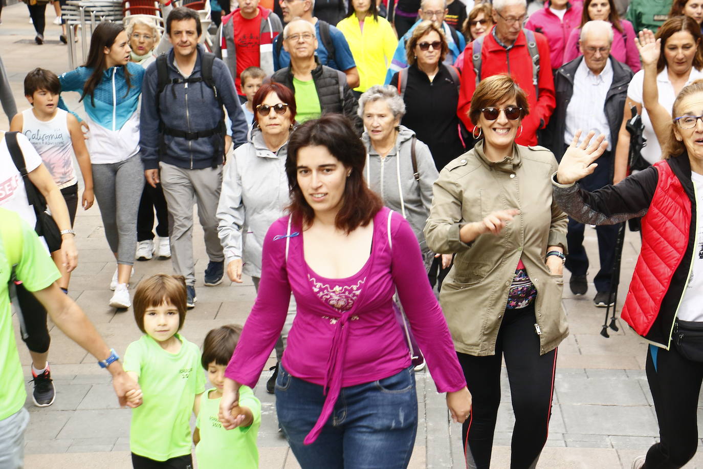 La popular cita ha reunido este año a cerca de dos mil participantes en un recorrido cargado de buen ambiente por el parque de Olárizu. Todo lo recaudado a través de las inscripciones para esta prueba que nació en 2012, coincidiendo con el reinado de Vitoria como 'Green Capital', irá destinado a la agencia de colocación de parados que Cáritas tiene en el barrio de Zaramaga.