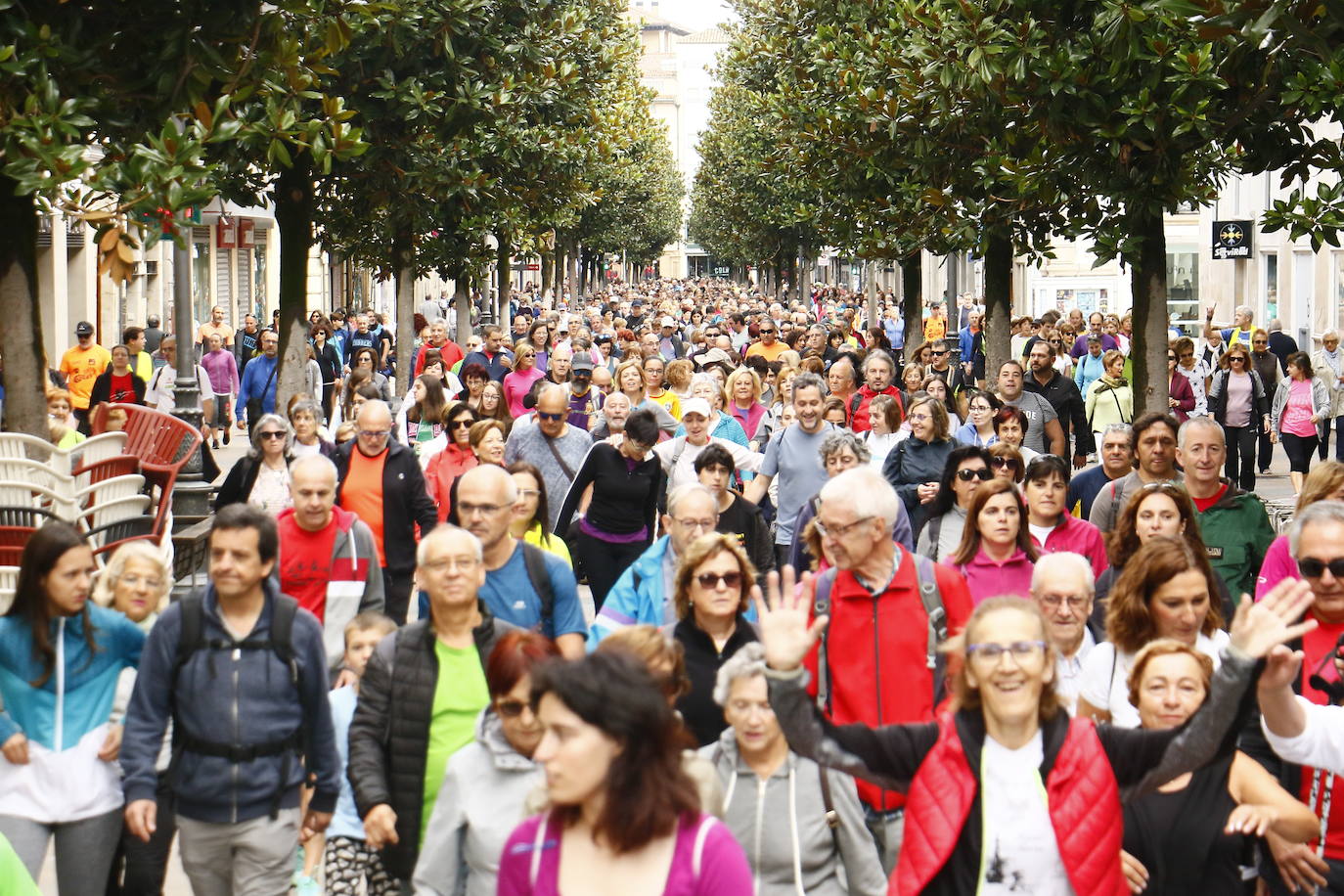 La popular cita ha reunido este año a cerca de dos mil participantes en un recorrido cargado de buen ambiente por el parque de Olárizu. Todo lo recaudado a través de las inscripciones para esta prueba que nació en 2012, coincidiendo con el reinado de Vitoria como 'Green Capital', irá destinado a la agencia de colocación de parados que Cáritas tiene en el barrio de Zaramaga.