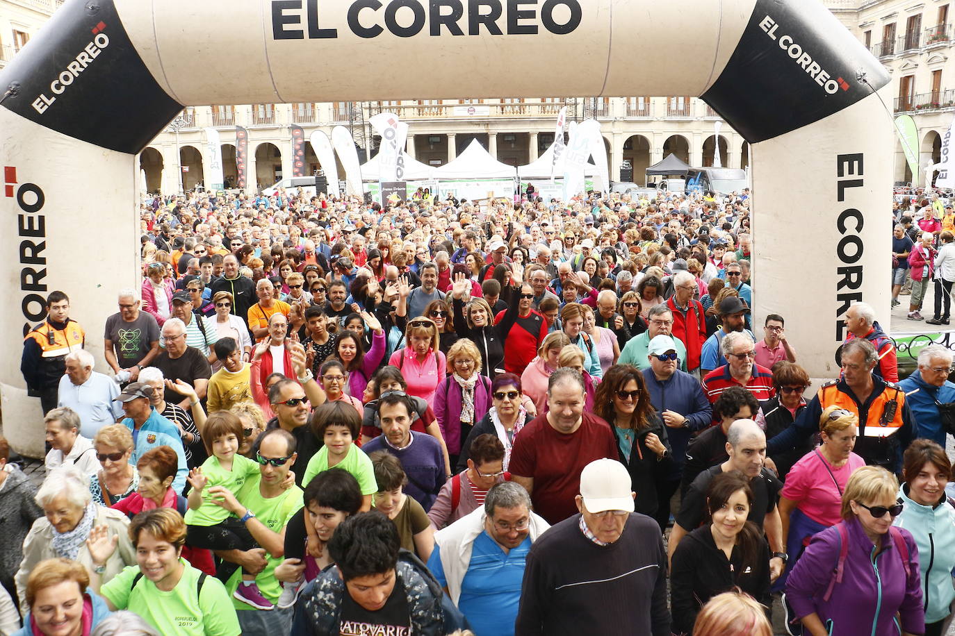 La popular cita ha reunido este año a cerca de dos mil participantes en un recorrido cargado de buen ambiente por el parque de Olárizu. Todo lo recaudado a través de las inscripciones para esta prueba que nació en 2012, coincidiendo con el reinado de Vitoria como 'Green Capital', irá destinado a la agencia de colocación de parados que Cáritas tiene en el barrio de Zaramaga.