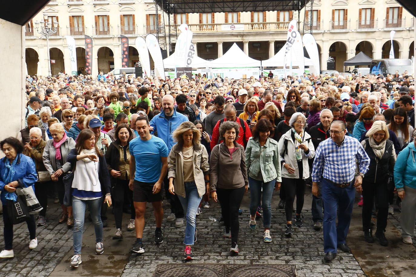 La popular cita ha reunido este año a cerca de dos mil participantes en un recorrido cargado de buen ambiente por el parque de Olárizu. Todo lo recaudado a través de las inscripciones para esta prueba que nació en 2012, coincidiendo con el reinado de Vitoria como 'Green Capital', irá destinado a la agencia de colocación de parados que Cáritas tiene en el barrio de Zaramaga.