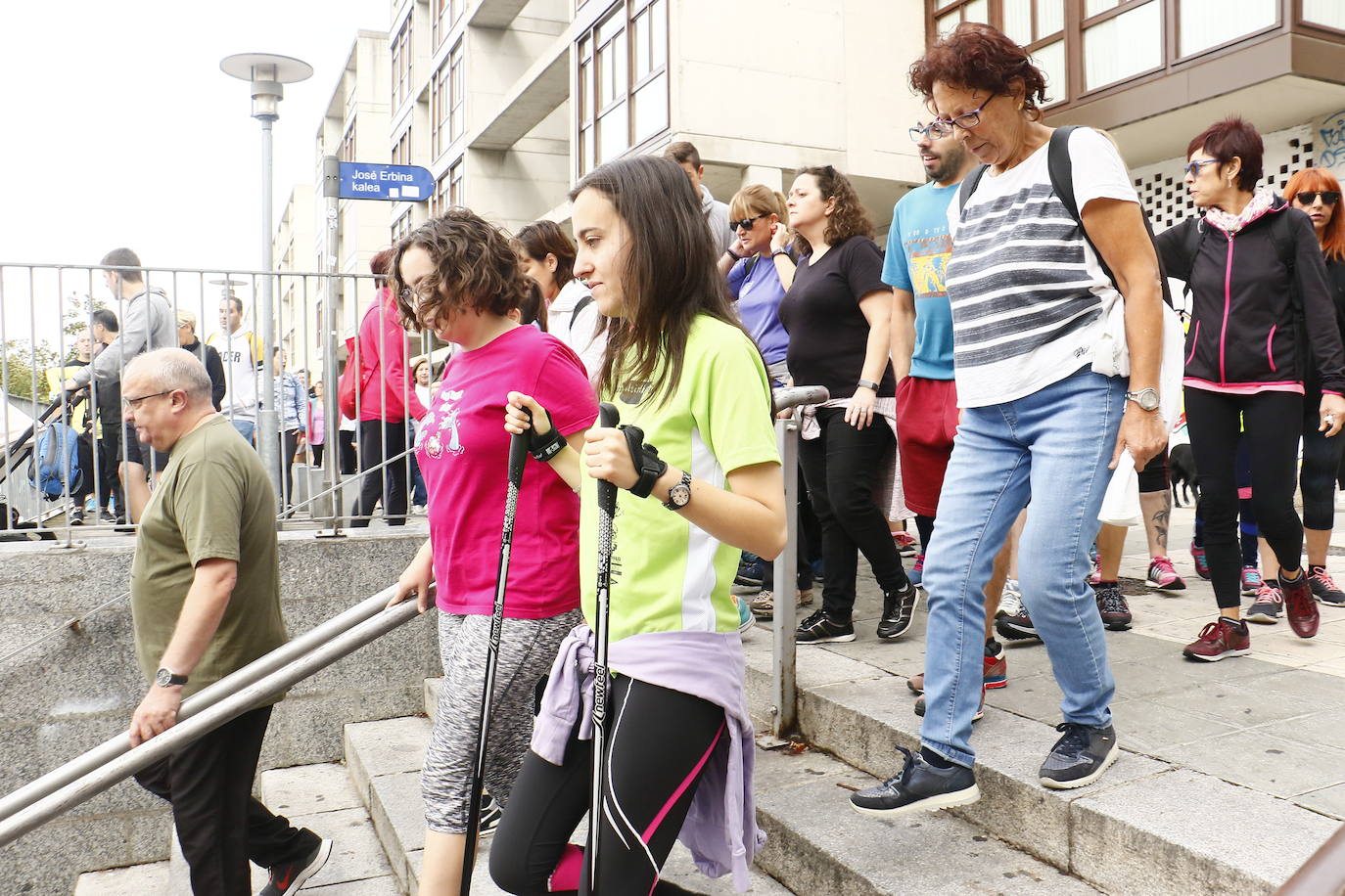 La popular cita ha reunido este año a cerca de dos mil participantes en un recorrido cargado de buen ambiente por el parque de Olárizu. Todo lo recaudado a través de las inscripciones para esta prueba que nació en 2012, coincidiendo con el reinado de Vitoria como 'Green Capital', irá destinado a la agencia de colocación de parados que Cáritas tiene en el barrio de Zaramaga.