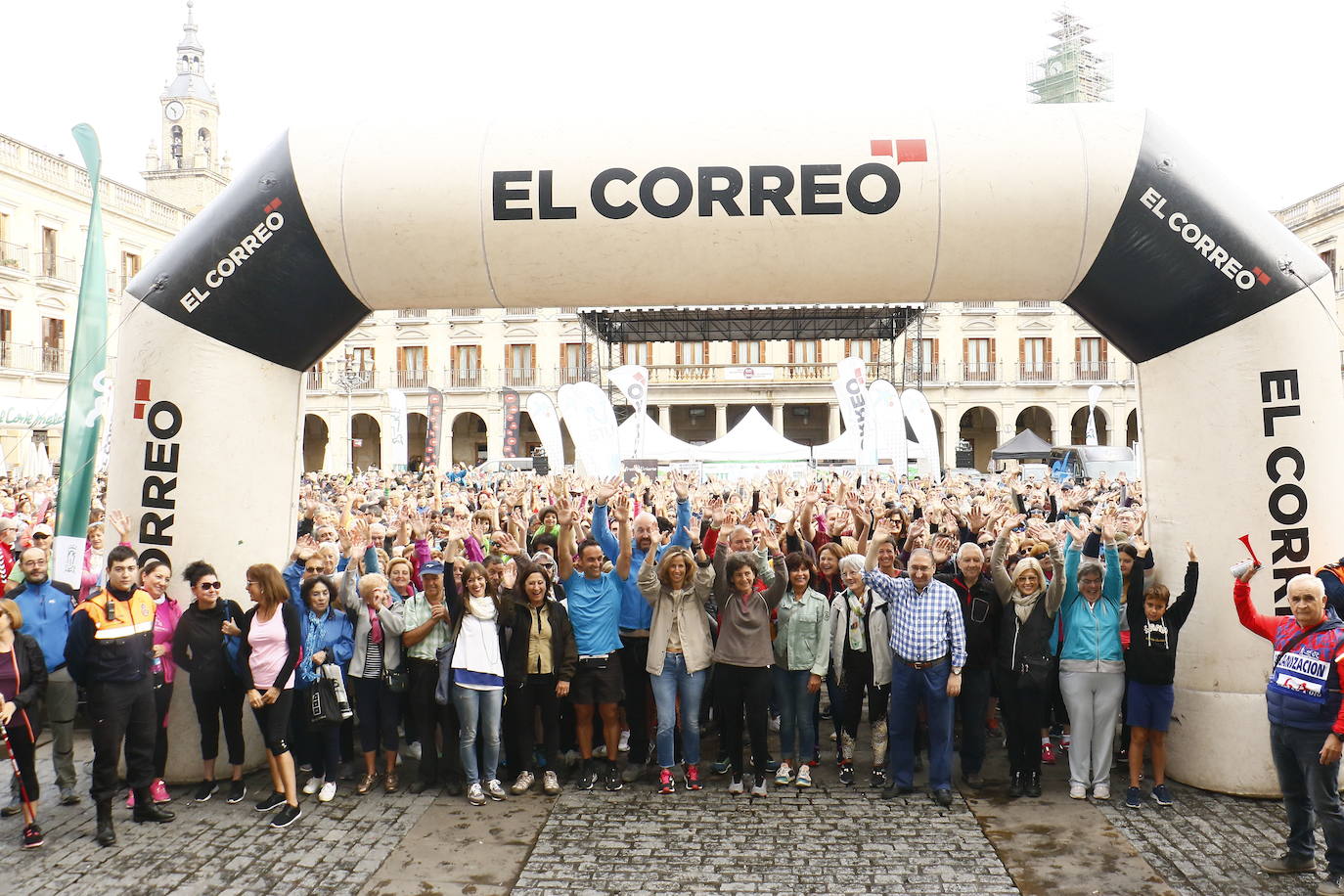 La popular cita ha reunido este año a cerca de dos mil participantes en un recorrido cargado de buen ambiente por el parque de Olárizu. Todo lo recaudado a través de las inscripciones para esta prueba que nació en 2012, coincidiendo con el reinado de Vitoria como 'Green Capital', irá destinado a la agencia de colocación de parados que Cáritas tiene en el barrio de Zaramaga.