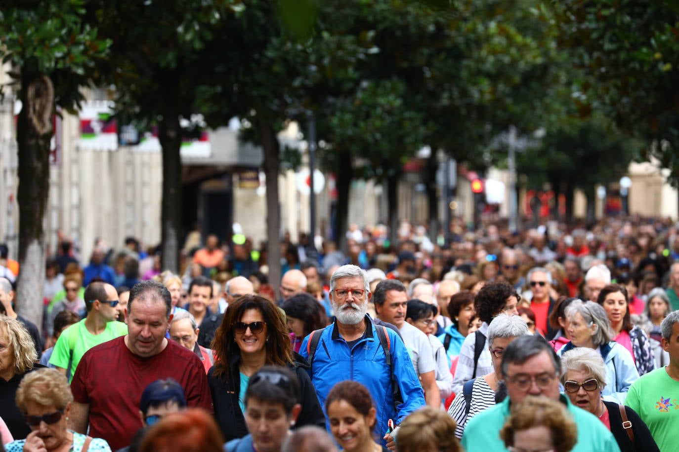 La popular cita ha reunido este año a cerca de dos mil participantes en un recorrido cargado de buen ambiente por el parque de Olárizu. Todo lo recaudado a través de las inscripciones para esta prueba que nació en 2012, coincidiendo con el reinado de Vitoria como 'Green Capital', irá destinado a la agencia de colocación de parados que Cáritas tiene en el barrio de Zaramaga.