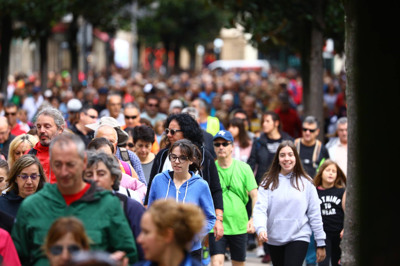 La popular cita ha reunido este año a cerca de dos mil participantes en un recorrido cargado de buen ambiente por el parque de Olárizu. Todo lo recaudado a través de las inscripciones para esta prueba que nació en 2012, coincidiendo con el reinado de Vitoria como 'Green Capital', irá destinado a la agencia de colocación de parados que Cáritas tiene en el barrio de Zaramaga.