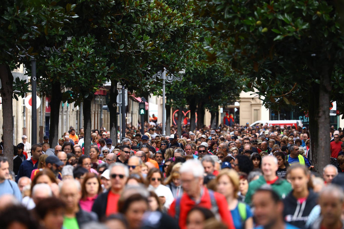 La popular cita ha reunido este año a cerca de dos mil participantes en un recorrido cargado de buen ambiente por el parque de Olárizu. Todo lo recaudado a través de las inscripciones para esta prueba que nació en 2012, coincidiendo con el reinado de Vitoria como 'Green Capital', irá destinado a la agencia de colocación de parados que Cáritas tiene en el barrio de Zaramaga.