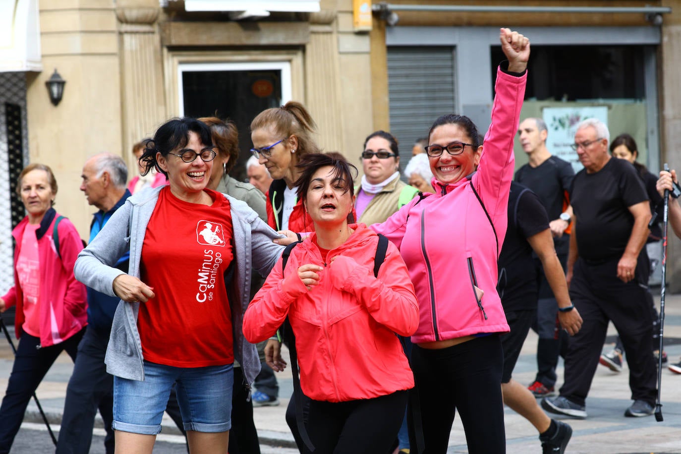 La popular cita ha reunido este año a cerca de dos mil participantes en un recorrido cargado de buen ambiente por el parque de Olárizu. Todo lo recaudado a través de las inscripciones para esta prueba que nació en 2012, coincidiendo con el reinado de Vitoria como 'Green Capital', irá destinado a la agencia de colocación de parados que Cáritas tiene en el barrio de Zaramaga.