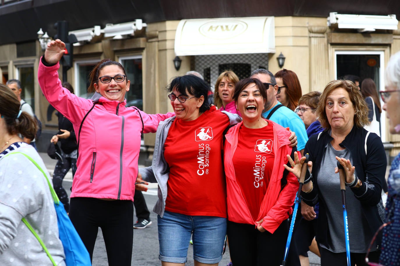 La popular cita ha reunido este año a cerca de dos mil participantes en un recorrido cargado de buen ambiente por el parque de Olárizu. Todo lo recaudado a través de las inscripciones para esta prueba que nació en 2012, coincidiendo con el reinado de Vitoria como 'Green Capital', irá destinado a la agencia de colocación de parados que Cáritas tiene en el barrio de Zaramaga.