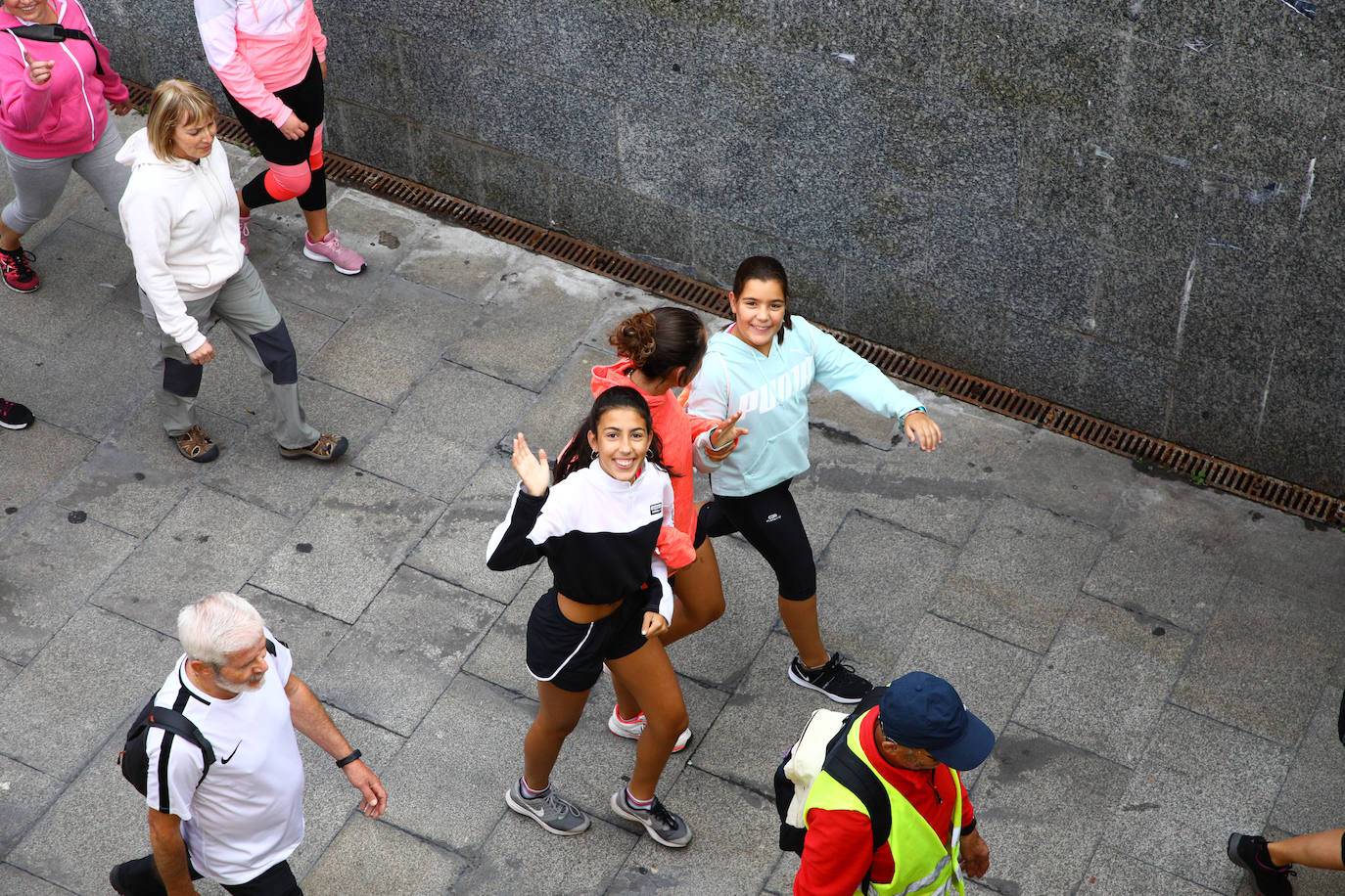 La popular cita ha reunido este año a cerca de dos mil participantes en un recorrido cargado de buen ambiente por el parque de Olárizu. Todo lo recaudado a través de las inscripciones para esta prueba que nació en 2012, coincidiendo con el reinado de Vitoria como 'Green Capital', irá destinado a la agencia de colocación de parados que Cáritas tiene en el barrio de Zaramaga.