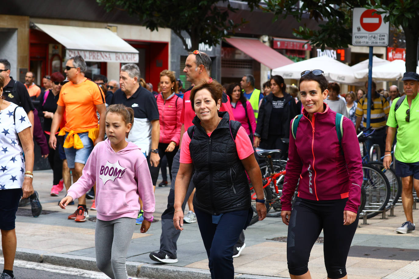 La popular cita ha reunido este año a cerca de dos mil participantes en un recorrido cargado de buen ambiente por el parque de Olárizu. Todo lo recaudado a través de las inscripciones para esta prueba que nació en 2012, coincidiendo con el reinado de Vitoria como 'Green Capital', irá destinado a la agencia de colocación de parados que Cáritas tiene en el barrio de Zaramaga.