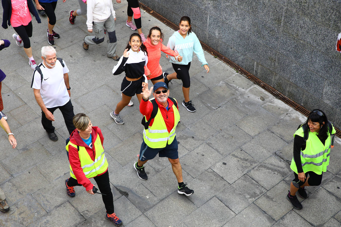 La popular cita ha reunido este año a cerca de dos mil participantes en un recorrido cargado de buen ambiente por el parque de Olárizu. Todo lo recaudado a través de las inscripciones para esta prueba que nació en 2012, coincidiendo con el reinado de Vitoria como 'Green Capital', irá destinado a la agencia de colocación de parados que Cáritas tiene en el barrio de Zaramaga.