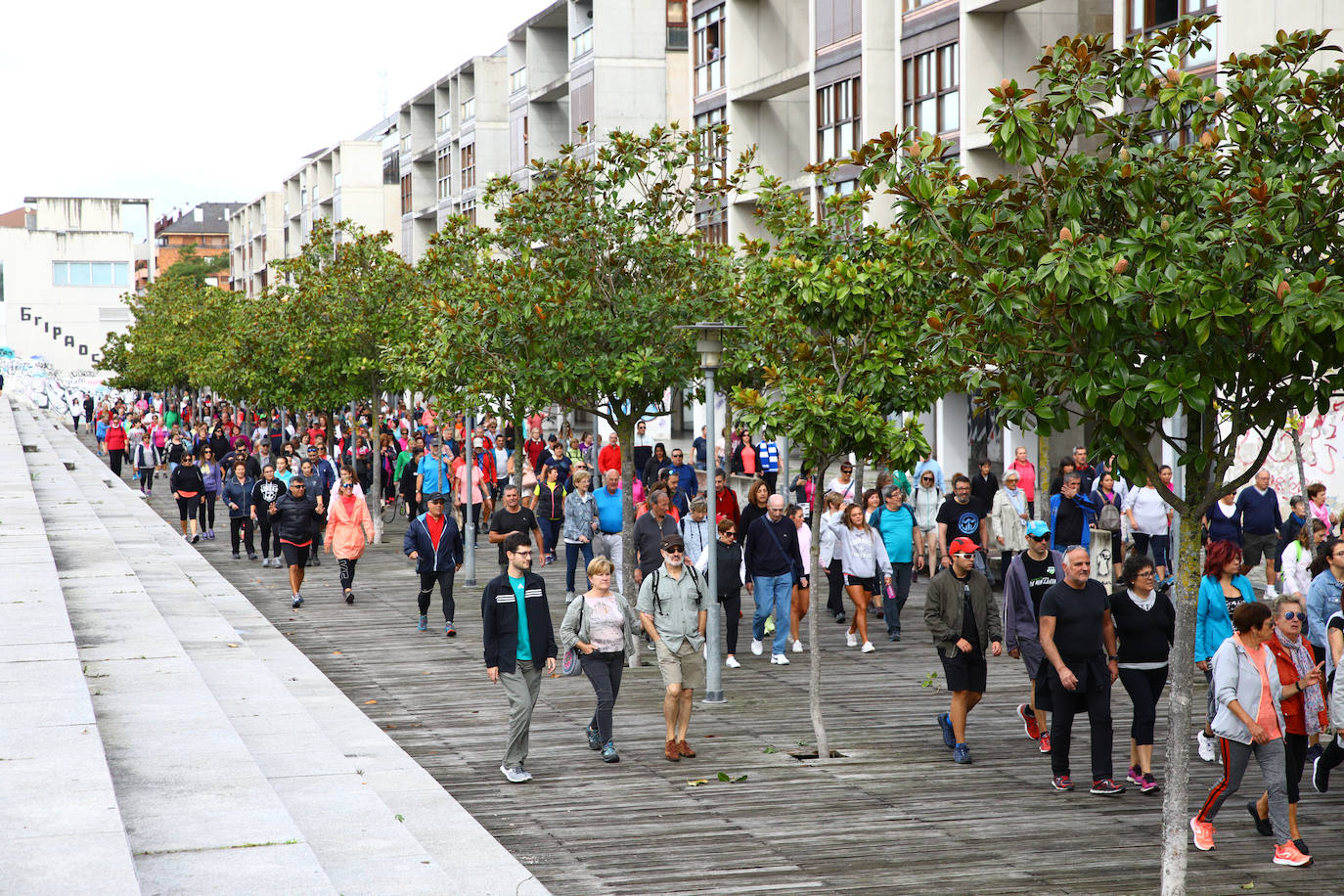 La popular cita ha reunido este año a cerca de dos mil participantes en un recorrido cargado de buen ambiente por el parque de Olárizu. Todo lo recaudado a través de las inscripciones para esta prueba que nació en 2012, coincidiendo con el reinado de Vitoria como 'Green Capital', irá destinado a la agencia de colocación de parados que Cáritas tiene en el barrio de Zaramaga.