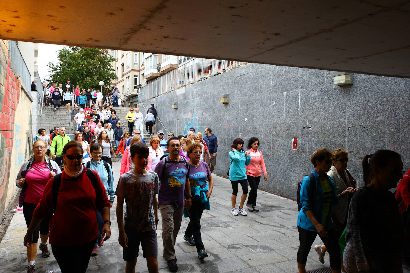 La popular cita ha reunido este año a cerca de dos mil participantes en un recorrido cargado de buen ambiente por el parque de Olárizu. Todo lo recaudado a través de las inscripciones para esta prueba que nació en 2012, coincidiendo con el reinado de Vitoria como 'Green Capital', irá destinado a la agencia de colocación de parados que Cáritas tiene en el barrio de Zaramaga.