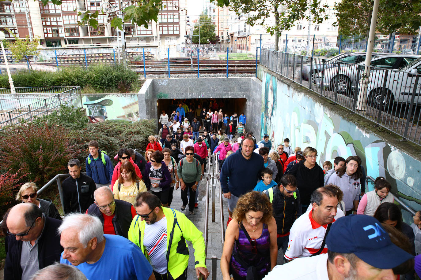 La popular cita ha reunido este año a cerca de dos mil participantes en un recorrido cargado de buen ambiente por el parque de Olárizu. Todo lo recaudado a través de las inscripciones para esta prueba que nació en 2012, coincidiendo con el reinado de Vitoria como 'Green Capital', irá destinado a la agencia de colocación de parados que Cáritas tiene en el barrio de Zaramaga.