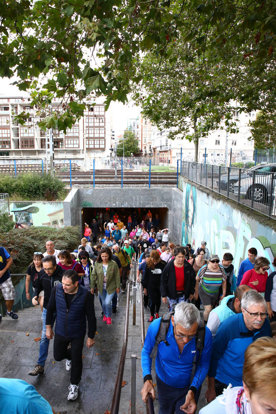 La popular cita ha reunido este año a cerca de dos mil participantes en un recorrido cargado de buen ambiente por el parque de Olárizu. Todo lo recaudado a través de las inscripciones para esta prueba que nació en 2012, coincidiendo con el reinado de Vitoria como 'Green Capital', irá destinado a la agencia de colocación de parados que Cáritas tiene en el barrio de Zaramaga.