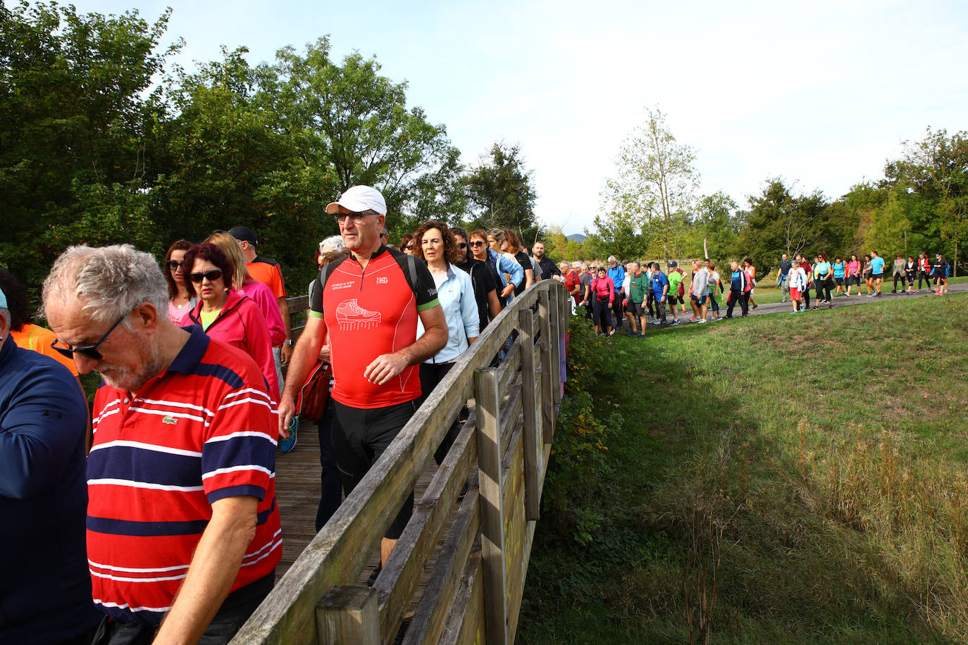 La popular cita ha reunido este año a cerca de dos mil participantes en un recorrido cargado de buen ambiente por el parque de Olárizu. Todo lo recaudado a través de las inscripciones para esta prueba que nació en 2012, coincidiendo con el reinado de Vitoria como 'Green Capital', irá destinado a la agencia de colocación de parados que Cáritas tiene en el barrio de Zaramaga.