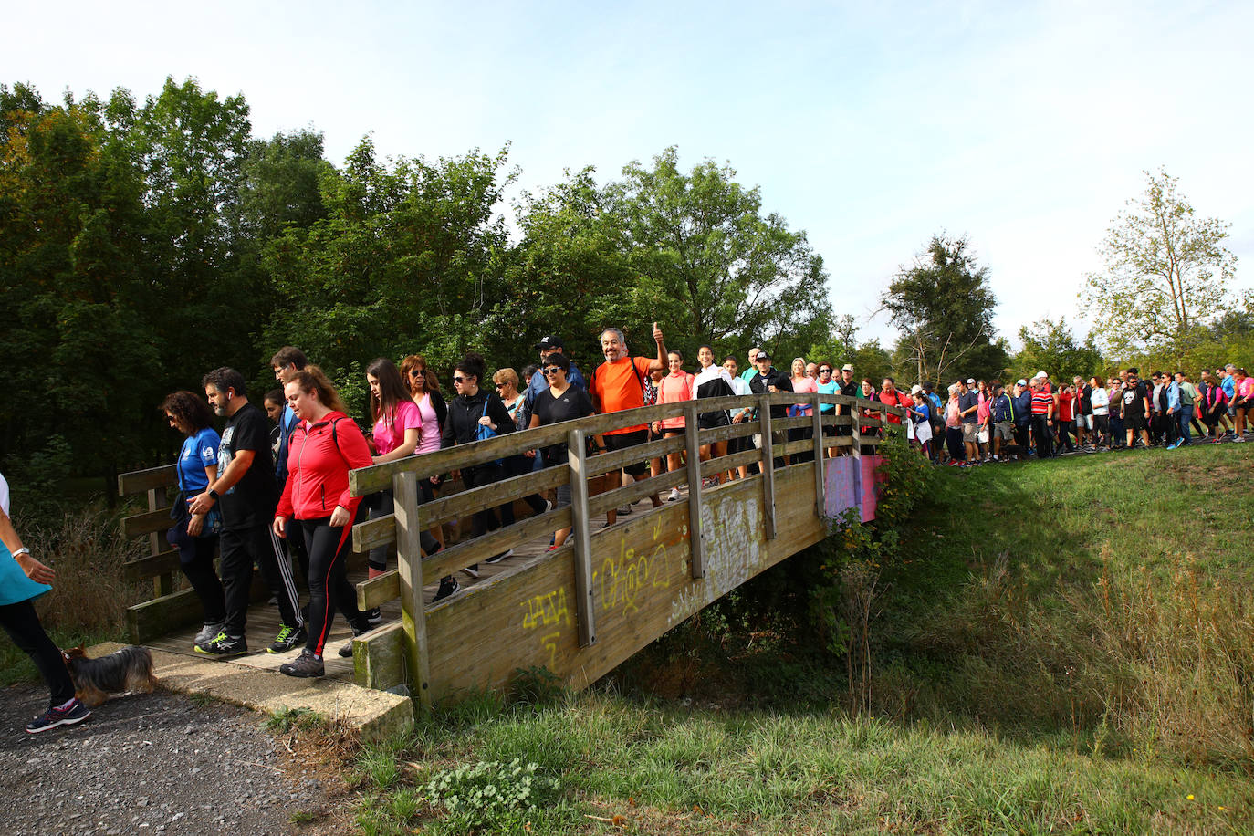 La popular cita ha reunido este año a cerca de dos mil participantes en un recorrido cargado de buen ambiente por el parque de Olárizu. Todo lo recaudado a través de las inscripciones para esta prueba que nació en 2012, coincidiendo con el reinado de Vitoria como 'Green Capital', irá destinado a la agencia de colocación de parados que Cáritas tiene en el barrio de Zaramaga.