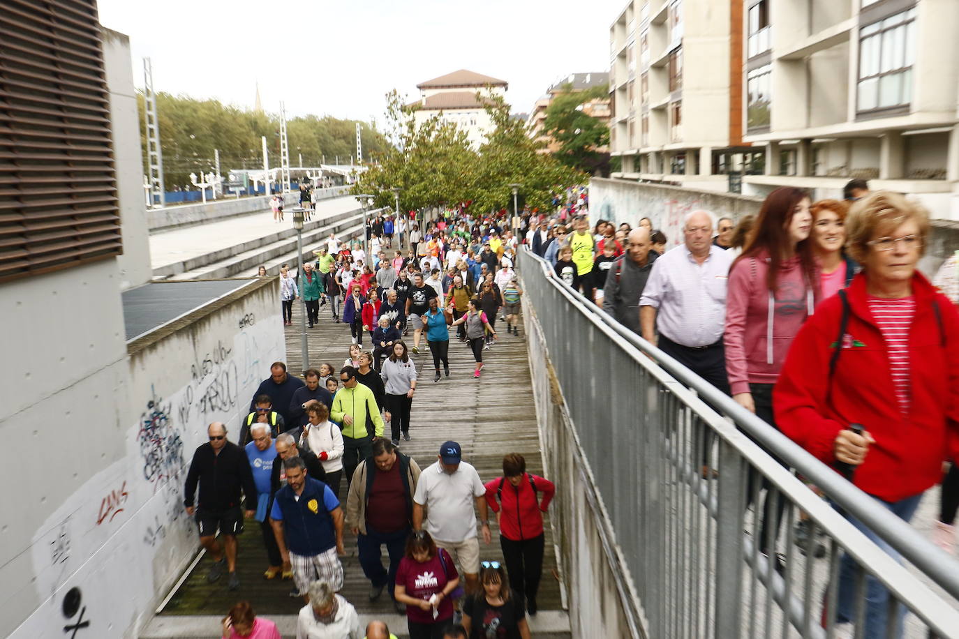 La popular cita ha reunido este año a cerca de dos mil participantes en un recorrido cargado de buen ambiente por el parque de Olárizu. Todo lo recaudado a través de las inscripciones para esta prueba que nació en 2012, coincidiendo con el reinado de Vitoria como 'Green Capital', irá destinado a la agencia de colocación de parados que Cáritas tiene en el barrio de Zaramaga.