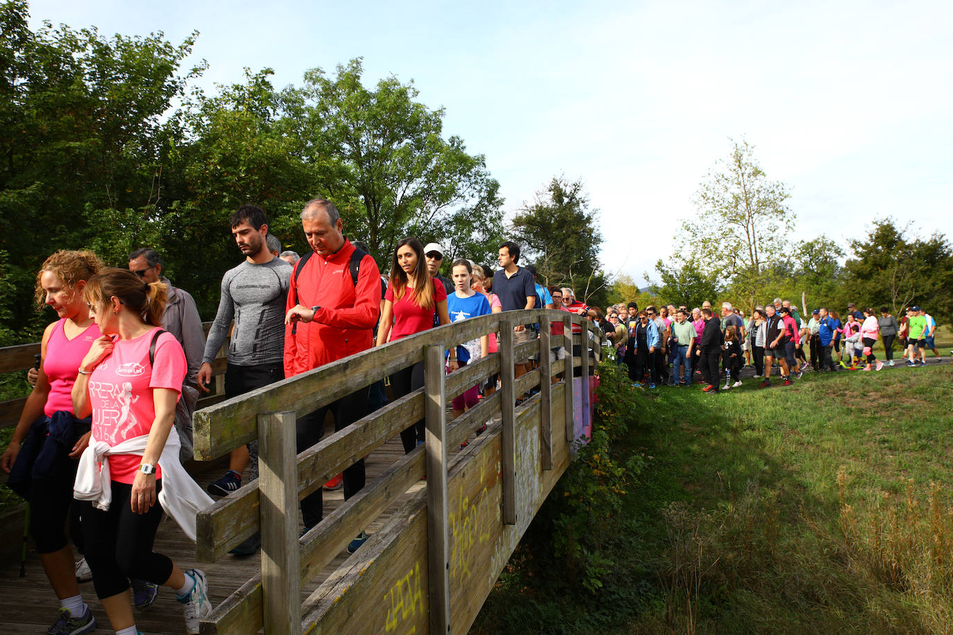 La popular cita ha reunido este año a cerca de dos mil participantes en un recorrido cargado de buen ambiente por el parque de Olárizu. Todo lo recaudado a través de las inscripciones para esta prueba que nació en 2012, coincidiendo con el reinado de Vitoria como 'Green Capital', irá destinado a la agencia de colocación de parados que Cáritas tiene en el barrio de Zaramaga.