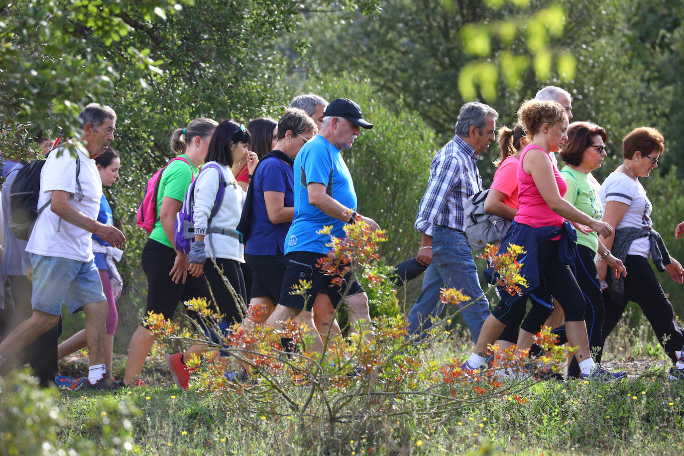 La popular cita ha reunido este año a cerca de dos mil participantes en un recorrido cargado de buen ambiente por el parque de Olárizu. Todo lo recaudado a través de las inscripciones para esta prueba que nació en 2012, coincidiendo con el reinado de Vitoria como 'Green Capital', irá destinado a la agencia de colocación de parados que Cáritas tiene en el barrio de Zaramaga.