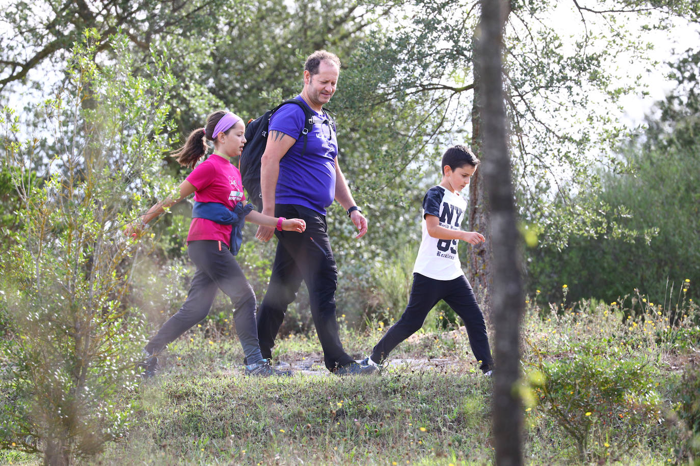 La popular cita ha reunido este año a cerca de dos mil participantes en un recorrido cargado de buen ambiente por el parque de Olárizu. Todo lo recaudado a través de las inscripciones para esta prueba que nació en 2012, coincidiendo con el reinado de Vitoria como 'Green Capital', irá destinado a la agencia de colocación de parados que Cáritas tiene en el barrio de Zaramaga.