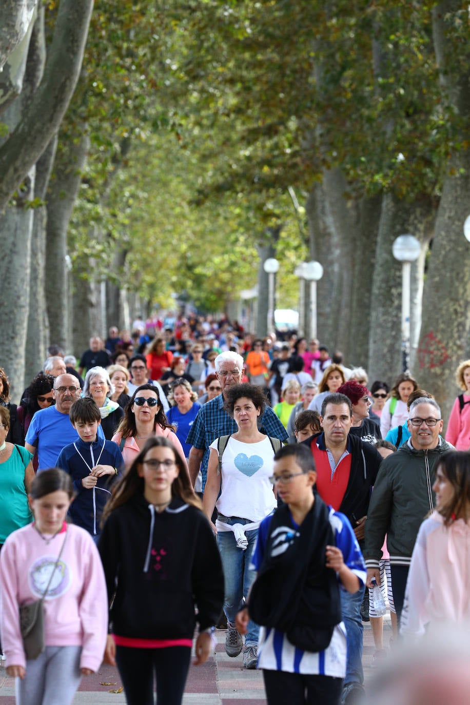 La popular cita ha reunido este año a cerca de dos mil participantes en un recorrido cargado de buen ambiente por el parque de Olárizu. Todo lo recaudado a través de las inscripciones para esta prueba que nació en 2012, coincidiendo con el reinado de Vitoria como 'Green Capital', irá destinado a la agencia de colocación de parados que Cáritas tiene en el barrio de Zaramaga.