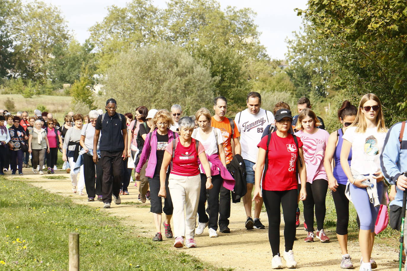 La popular cita ha reunido este año a cerca de dos mil participantes en un recorrido cargado de buen ambiente por el parque de Olárizu. Todo lo recaudado a través de las inscripciones para esta prueba que nació en 2012, coincidiendo con el reinado de Vitoria como 'Green Capital', irá destinado a la agencia de colocación de parados que Cáritas tiene en el barrio de Zaramaga.