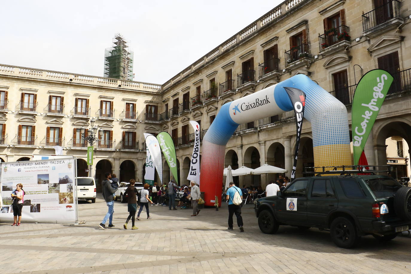 La popular cita ha reunido este año a cerca de dos mil participantes en un recorrido cargado de buen ambiente por el parque de Olárizu. Todo lo recaudado a través de las inscripciones para esta prueba que nació en 2012, coincidiendo con el reinado de Vitoria como 'Green Capital', irá destinado a la agencia de colocación de parados que Cáritas tiene en el barrio de Zaramaga.