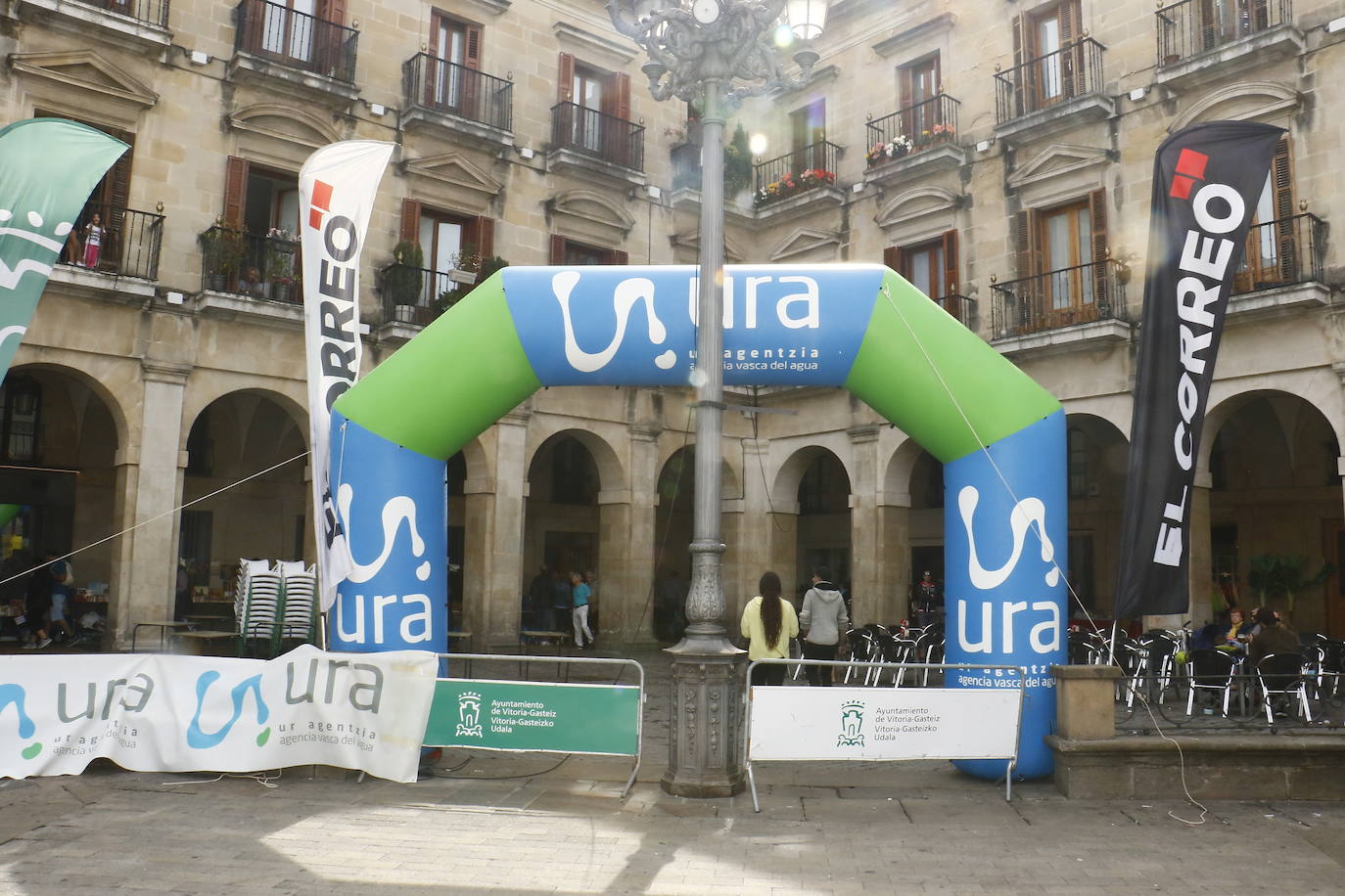 La popular cita ha reunido este año a cerca de dos mil participantes en un recorrido cargado de buen ambiente por el parque de Olárizu. Todo lo recaudado a través de las inscripciones para esta prueba que nació en 2012, coincidiendo con el reinado de Vitoria como 'Green Capital', irá destinado a la agencia de colocación de parados que Cáritas tiene en el barrio de Zaramaga.