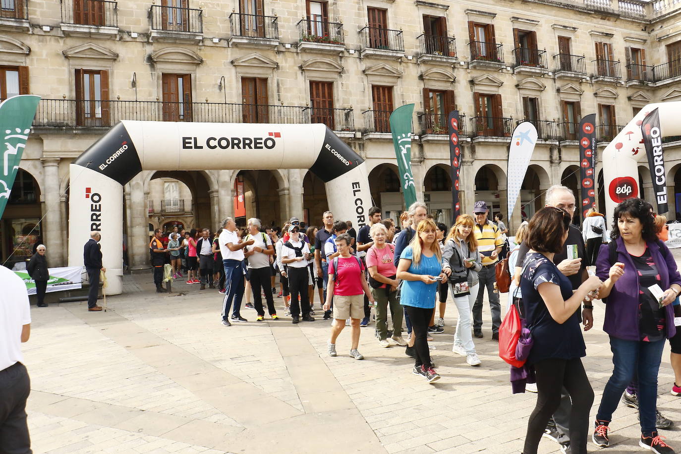 La popular cita ha reunido este año a cerca de dos mil participantes en un recorrido cargado de buen ambiente por el parque de Olárizu. Todo lo recaudado a través de las inscripciones para esta prueba que nació en 2012, coincidiendo con el reinado de Vitoria como 'Green Capital', irá destinado a la agencia de colocación de parados que Cáritas tiene en el barrio de Zaramaga.