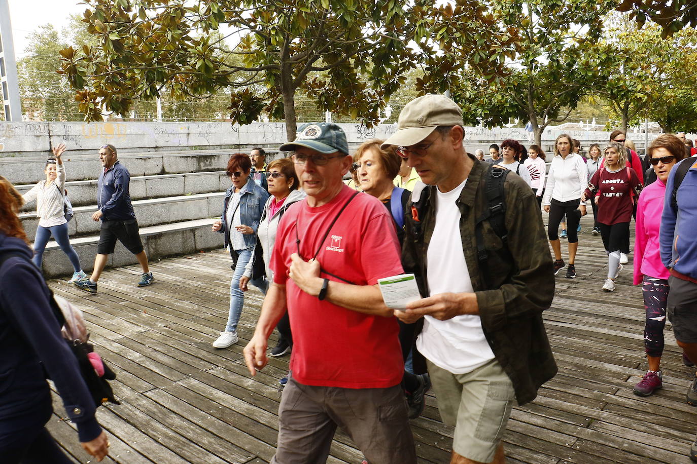 La popular cita ha reunido este año a cerca de dos mil participantes en un recorrido cargado de buen ambiente por el parque de Olárizu. Todo lo recaudado a través de las inscripciones para esta prueba que nació en 2012, coincidiendo con el reinado de Vitoria como 'Green Capital', irá destinado a la agencia de colocación de parados que Cáritas tiene en el barrio de Zaramaga.