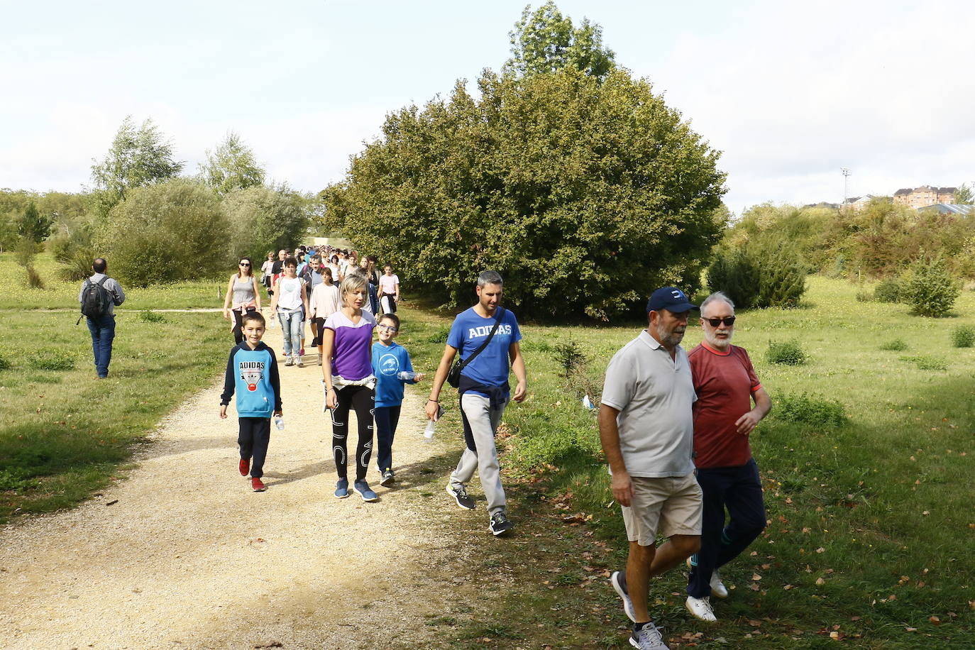 La popular cita ha reunido este año a cerca de dos mil participantes en un recorrido cargado de buen ambiente por el parque de Olárizu. Todo lo recaudado a través de las inscripciones para esta prueba que nació en 2012, coincidiendo con el reinado de Vitoria como 'Green Capital', irá destinado a la agencia de colocación de parados que Cáritas tiene en el barrio de Zaramaga.