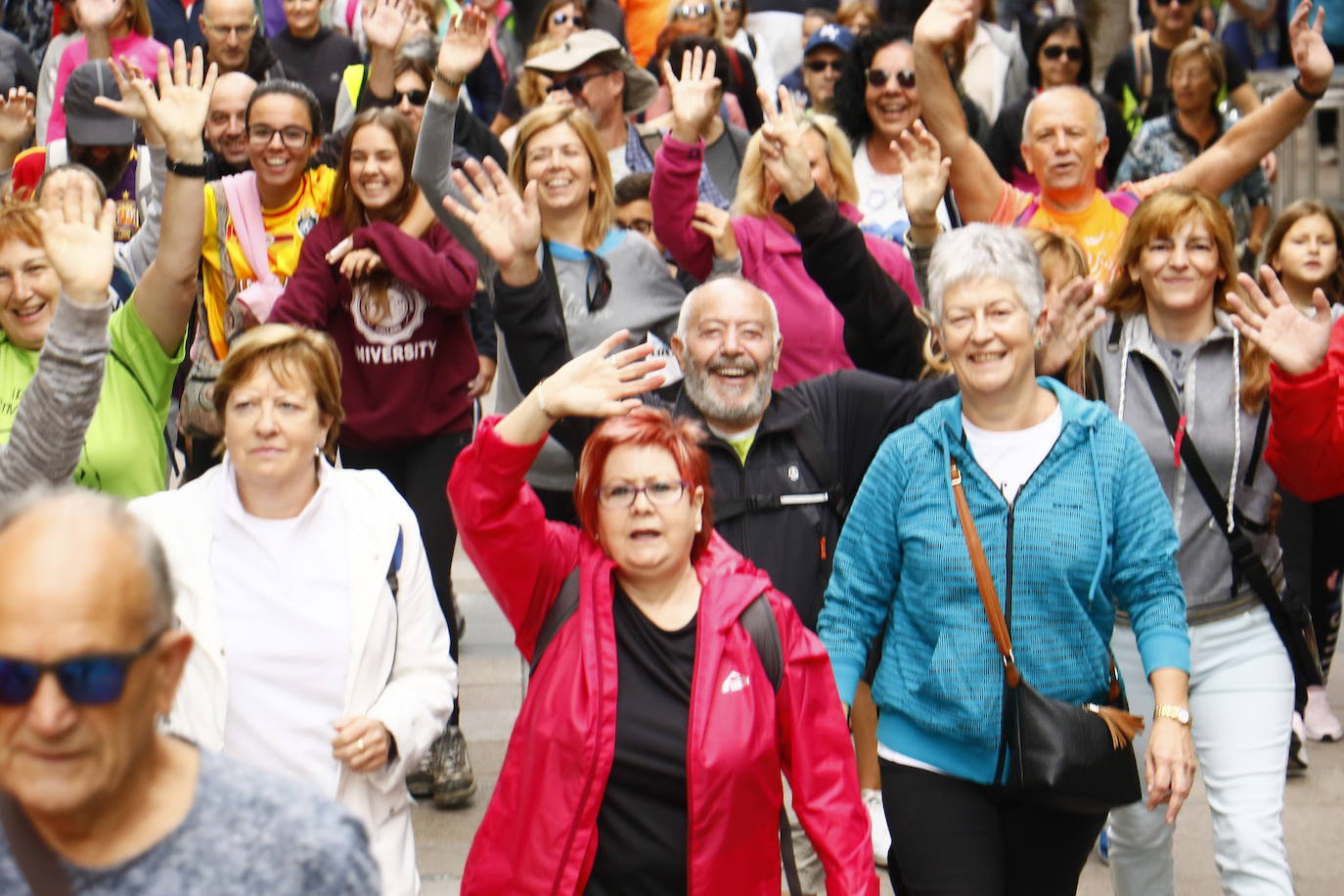 La popular cita ha reunido este año a cerca de dos mil participantes en un recorrido cargado de buen ambiente por el parque de Olárizu. Todo lo recaudado a través de las inscripciones para esta prueba que nació en 2012, coincidiendo con el reinado de Vitoria como 'Green Capital', irá destinado a la agencia de colocación de parados que Cáritas tiene en el barrio de Zaramaga.