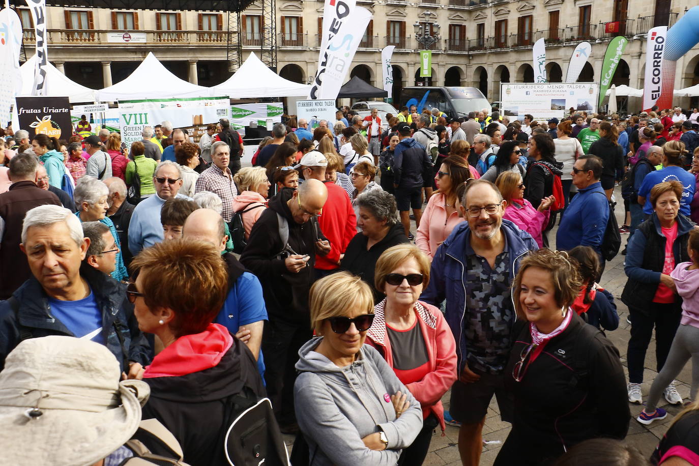 La popular cita ha reunido este año a cerca de dos mil participantes en un recorrido cargado de buen ambiente por el parque de Olárizu. Todo lo recaudado a través de las inscripciones para esta prueba que nació en 2012, coincidiendo con el reinado de Vitoria como 'Green Capital', irá destinado a la agencia de colocación de parados que Cáritas tiene en el barrio de Zaramaga.